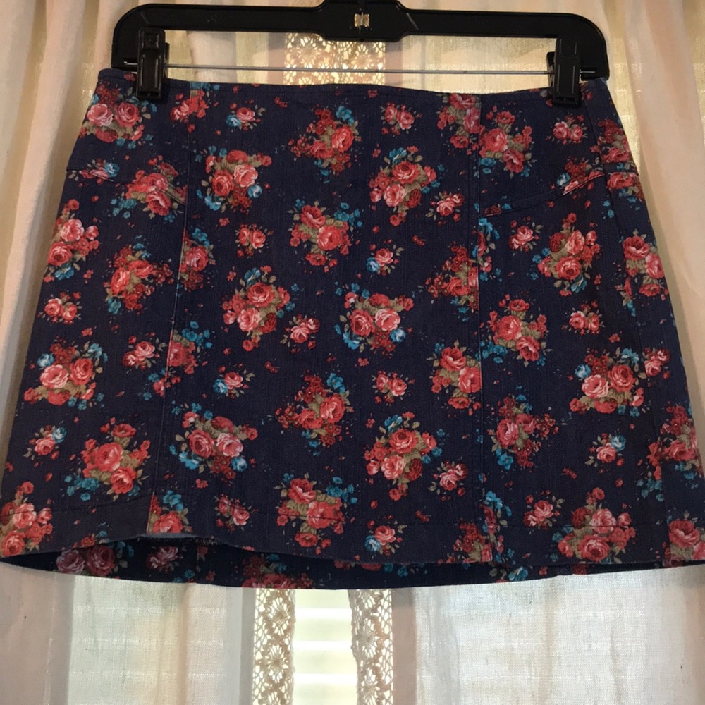 Floral print jean mini skirt.